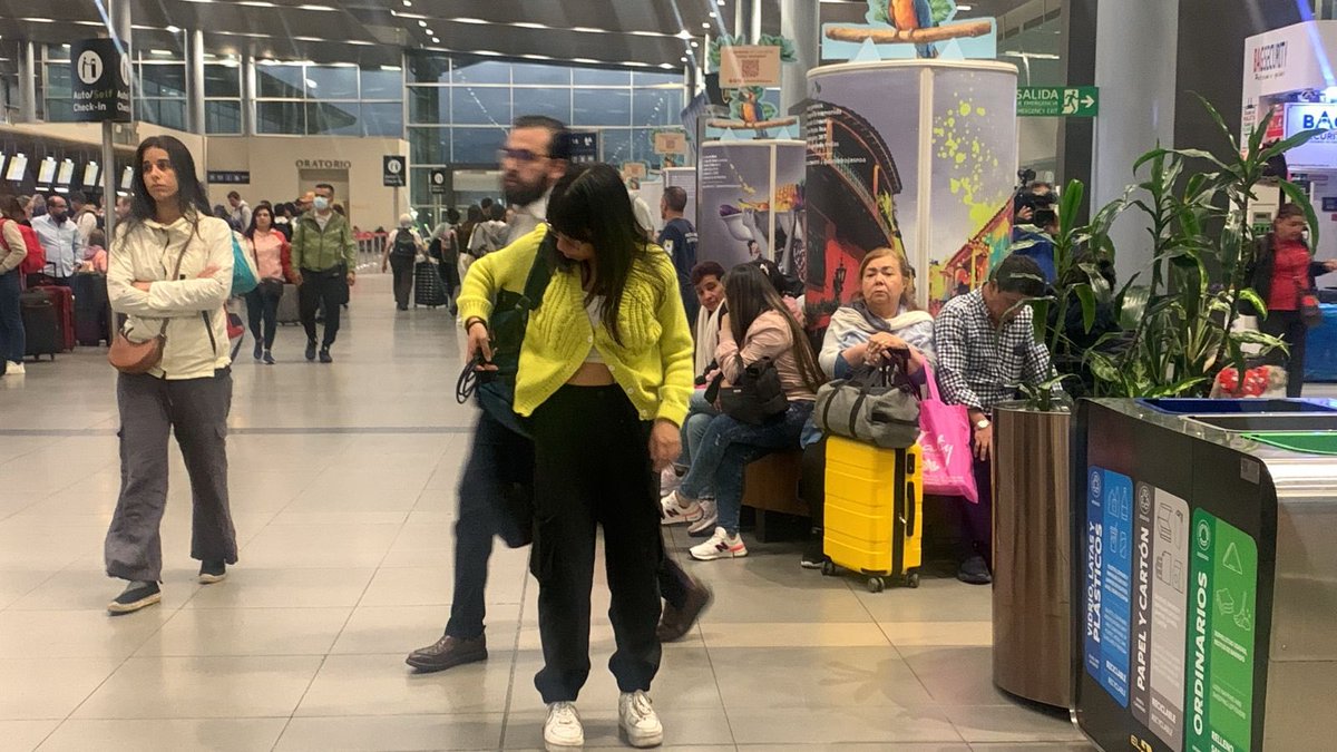 lcvelez's tweet photo. Terrible. Así se ve a esta hora el aeropuerto El Dorado. Un avión tuvo una emergencia y colapsó. No hay plan B. El aeropuerto más grande del país … https://t.co/MAD2V7HDoO