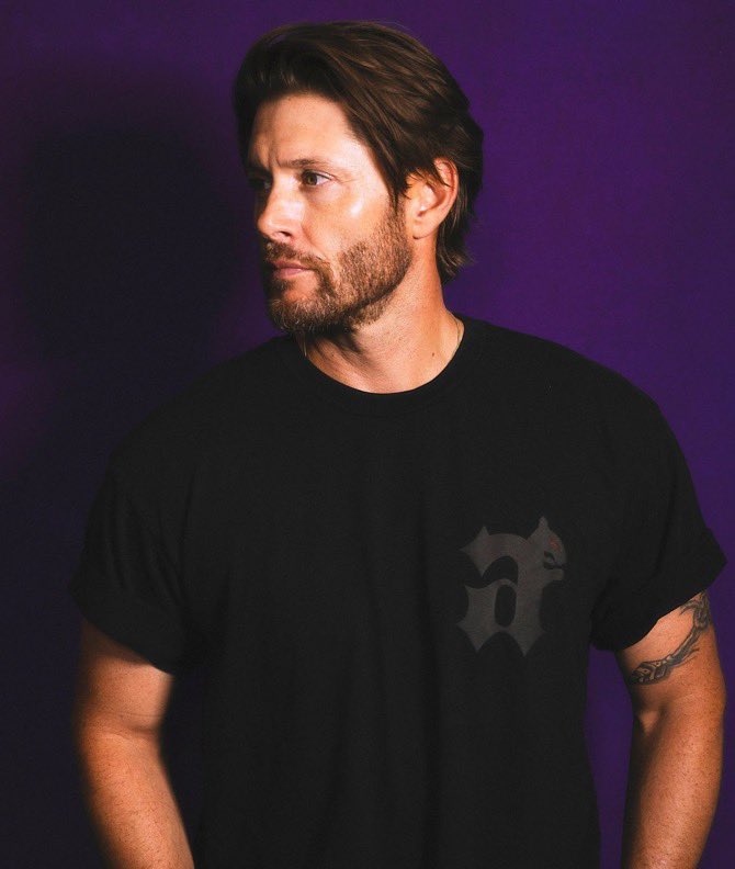 lnfourss's tweet photo. Jensen’s shoulders??? Bro is BEEFED UP https://t.co/rlVFZ6UGoD