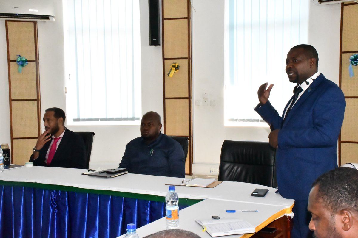 DsfaFishing's tweet photo. Waziri wa Uchumi wa Buluu na Uvuvi Zanzibar Mhe. Shaaban Ali Othman amefanya ziara katika Ofisi za Mamlaka ya Kusimamia Uuvi wa Bahari Kuu (DSFA) na kuzungumza na watumishi wa Mamlaka hiyo. Mhe. Shaban alipokelewa na Mkurugenzi Mkuu wa DSFA Dkt. Emmanuel Andrew Sweke. https://t.co/jp0NxXwdDy