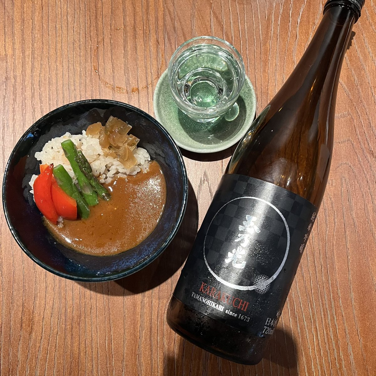 tamanohikari_1's tweet photo. 社員の好きな日本酒は🤔？Part5〗
5人目は…杜氏のSさんです✨️お好きな日本酒は…#KARAKUCHI♫一緒に食べたい肴はまさかの #かれー でした💡カレーのスパイスをキリッとしたKARAKUCHIが締めてくれます♫こちらもアンテナショップで食べれますのでぜひお試しください🍶 https://t.co/1mEGVMgFwA