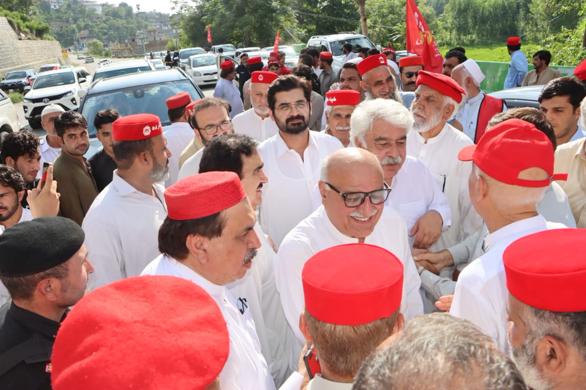 ANPOPakhtunkhwa's tweet photo. عوامی نیشنل پارٹی ضلع سوات کے زیراہتمام شہدائے بابڑہ کی یاد میں تقریب، صوبائی صدر میاں افتخار حسین تقریب میں شرکت کیلئے سوات پہنچ گئے۔ صوبائی جنرل سیکرٹری حسین شاہ یوسفزئی، ایڈیشنل جنرل سیکرٹری رحمت علی خان، ترجمان ارسلان خان ناظم، جائنٹ سیکرٹری حامد طوفان، جائنٹ سیکرٹری مطیع اللہ مروت، سیکرٹری یوتھ افیئرز طارق افغان ایڈوکیٹ، سالار شاکراللہ شینواری اور ديگر ذمہ داران ہمراہ ہیں۔ صدر اے این پی سوات شیر شاہ خان، ایوب خان اشاڑی، ضلعی کابینہ کے ديگر اراکین و ذمہ داران اور کارکنان نے استقبال کیا۔

#ANP | #ANPSwat
