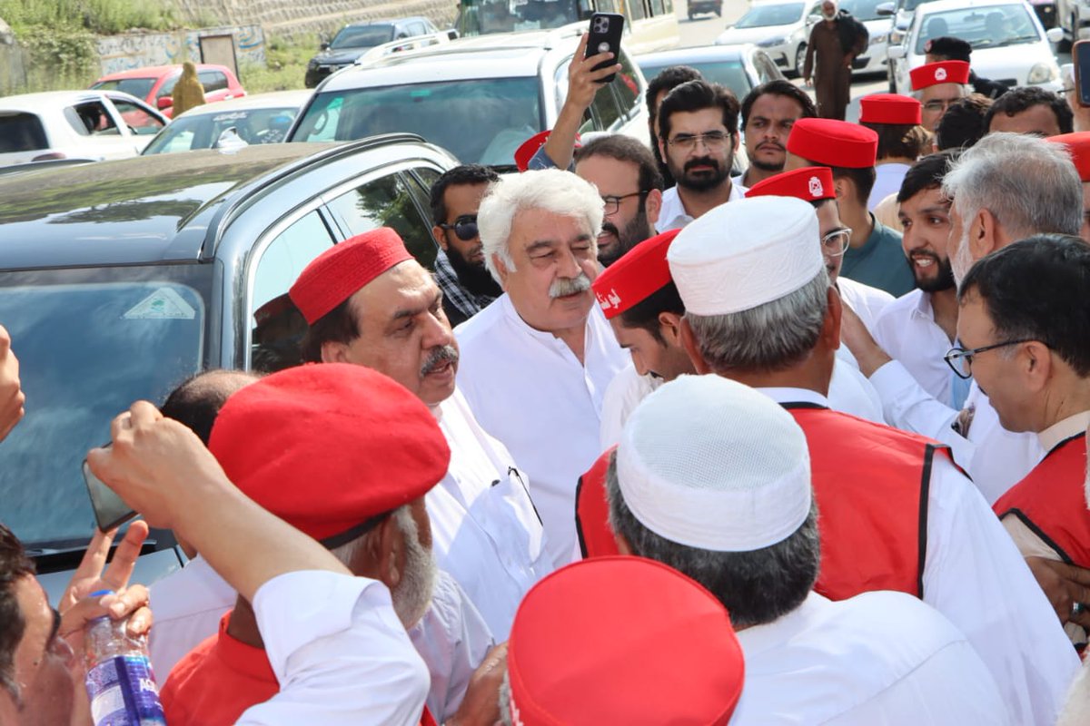 ANPOPakhtunkhwa's tweet photo. عوامی نیشنل پارٹی ضلع سوات کے زیراہتمام شہدائے بابڑہ کی یاد میں تقریب، صوبائی صدر میاں افتخار حسین تقریب میں شرکت کیلئے سوات پہنچ گئے۔ صوبائی جنرل سیکرٹری حسین شاہ یوسفزئی، ایڈیشنل جنرل سیکرٹری رحمت علی خان، ترجمان ارسلان خان ناظم، جائنٹ سیکرٹری حامد طوفان، جائنٹ سیکرٹری مطیع اللہ مروت، سیکرٹری یوتھ افیئرز طارق افغان ایڈوکیٹ، سالار شاکراللہ شینواری اور ديگر ذمہ داران ہمراہ ہیں۔ صدر اے این پی سوات شیر شاہ خان، ایوب خان اشاڑی، ضلعی کابینہ کے ديگر اراکین و ذمہ داران اور کارکنان نے استقبال کیا۔

#ANP | #ANPSwat
