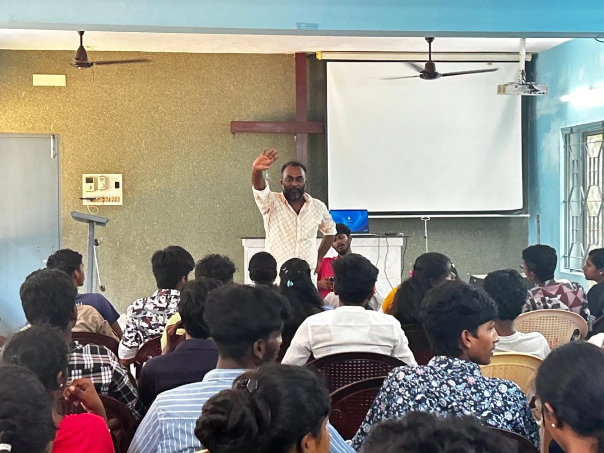 Sfisouthchennai's tweet photo. இந்திய மாணவர் சங்கம் தென் சென்னை மாவட்டம் கல்லூரி மாணவர்களுக்கான பயிற்சி முகாமில் மாணவர் இயக்க வரலாறு என்கிற தலைப்பில் தோழர் செல்வா அவர்கள் கருத்துரையாற்றினார்.
#SFI
#Collegestudent
#Studycamp https://t.co/1Ik6Wkw1V3
