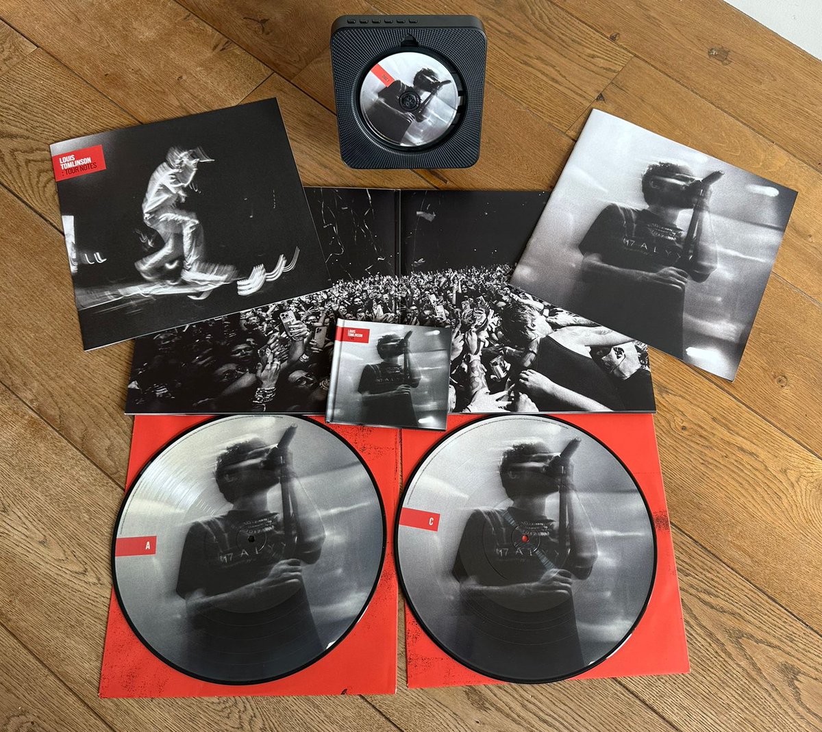 LouisWT91World's tweet photo. 🎥| #LIVE: LOUIS TOMLINSON 

A preview of the CD and LP!

— LTHQItaly 

🔗https://t.co/CoE0L6egia https://t.co/X3Og2kZWFg