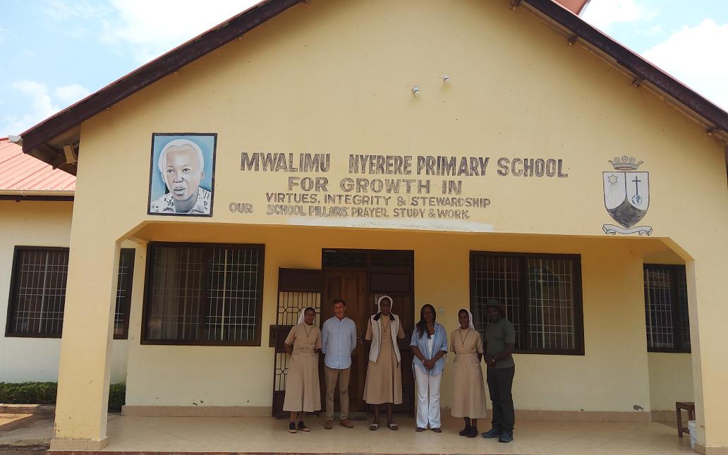 RonexKisembo's tweet photo. Recce Exercise done here in #Butiama ahead of our 14th October Pilgrimage to Mwalimu Nyerere's Ancestral Home & Resting Grounds. I was warmly received by Dada Neema Nyerere & Mr. Emmanuel Kiondo, Director Mwalimu Nyerere Museum @KagutaMuseveni @Makerere @OfficialMubs @NRMOnline https://t.co/nIblEW8vyc