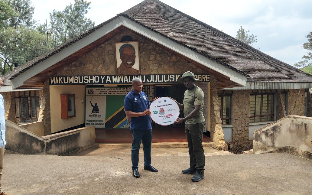 RonexKisembo's tweet photo. Recce Exercise done here in #Butiama ahead of our 14th October Pilgrimage to Mwalimu Nyerere's Ancestral Home & Resting Grounds. I was warmly received by Dada Neema Nyerere & Mr. Emmanuel Kiondo, Director Mwalimu Nyerere Museum @KagutaMuseveni @Makerere @OfficialMubs @NRMOnline https://t.co/nIblEW8vyc