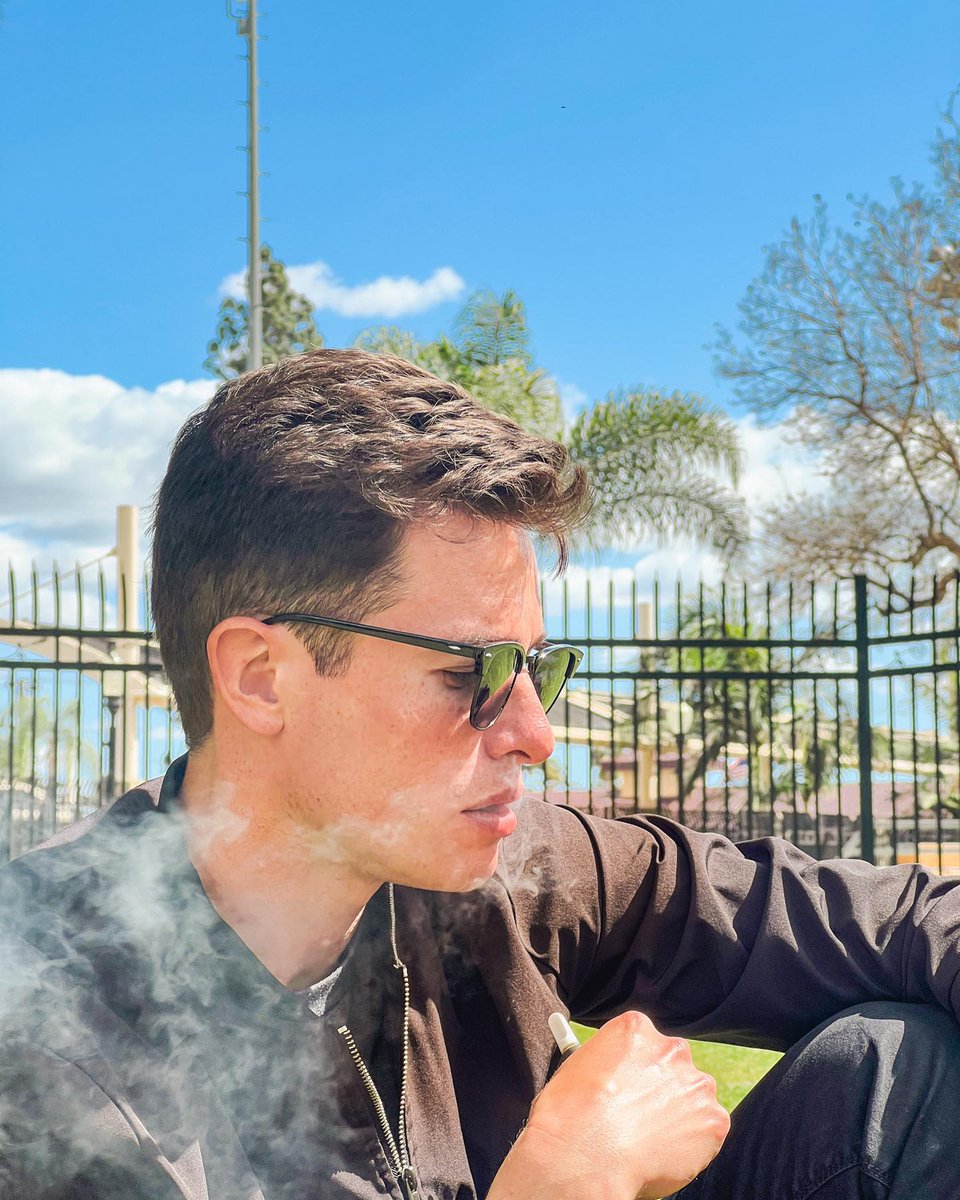 Georgia Peach CBD vape in the sun, perfect 🍑☀️

nationalhempservice.co.uk/collections/va…