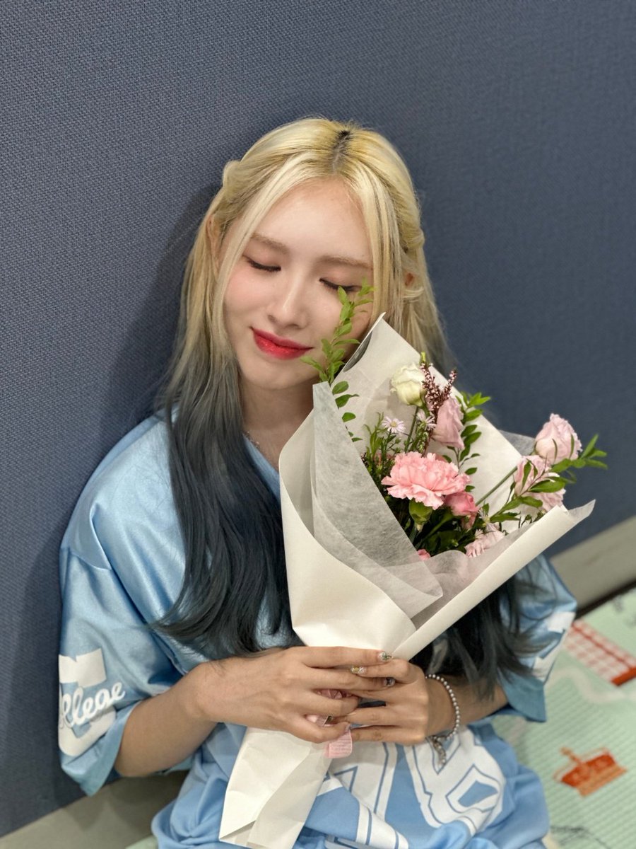 BByuofficial's tweet photo. 방금 뮤직뱅크 첫 음방에 나왔어요!! 정말 재미있었어요!! 앞으로는 더 많은 음악 방송에 나갈 수 있었으면 좋겠어요~ 응원 많이 감사드립니다~~
#뷰티박스 #비아 #BEAUTYBOX #VIA #일루와 #BTURN #MUSICBANK #뮤직뱅크 https://t.co/IoX3jvMal5