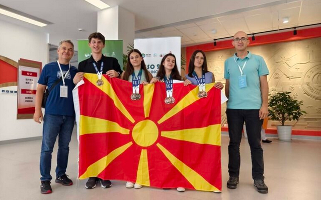 EhemijaMk's tweet photo. Ивана Атанасовска од Прилеп и Милена Ангелова од Делчево освоија бронзени медали на 17 Светска олимпијада по геонауки, што се одржа во Пекинг, Кина.
Сребрен медал за Михаела Павловска од М. Каменица и бронзен медал за Атанас Ташковски од Крушево за  тимска презентација.
Браво👏👏 https://t.co/IrFeSH8UYc