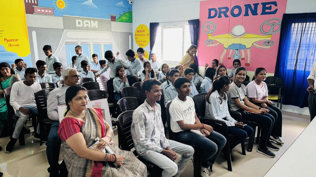 UNODC_ROSA's tweet photo. From #LockdownLearners to #RiseUp4Peace: Returning to Mirzamurad’s Gaur Village, located 50 kms from Varanasi 🇮🇳, was heartwarming. 4 years ago, @UNODC & Roundtable Abhinav Vidyalaya (RTAV) began a journey of impact that is now a movement, bridging divides & empowering students. https://t.co/FpqtTRPxBR