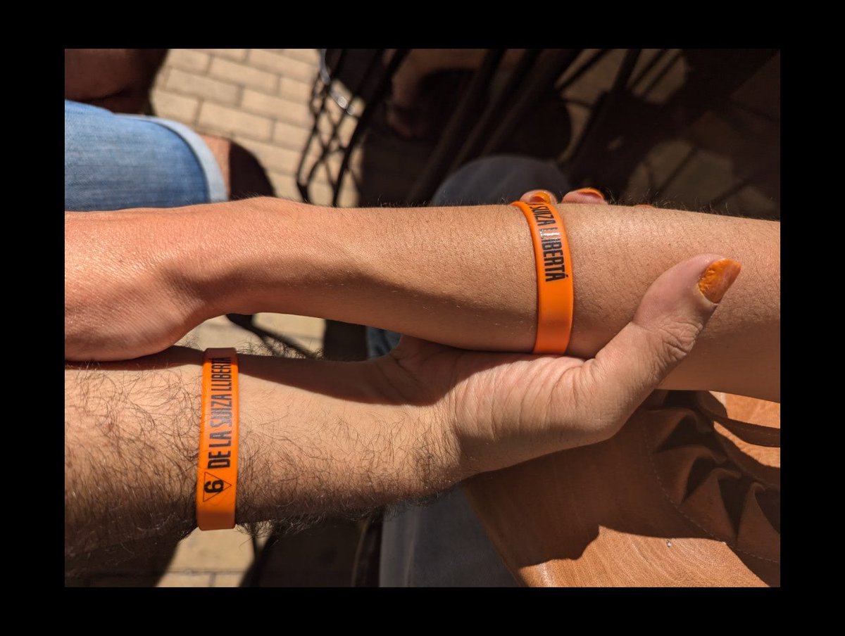 6delaSuiza's tweet photo. Ya podéis comprar las pulseras solidarias en la Casa'l Pueblu de la CNT de Xixón, en @LaVidaAlegre1 y en @revoltosagijon.

¡Somos muchas más que seis! https://t.co/kCTpTQTZPw