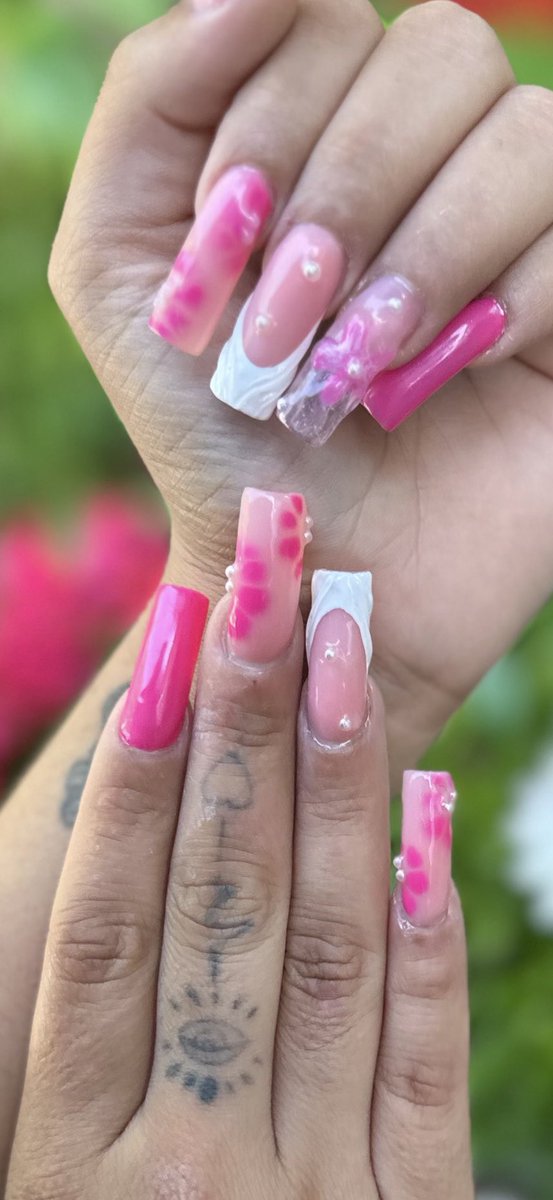 XandreaRamirez's tweet photo. I am a homebased/travel nail tech in the Poughkeepsie, NY area. If you are looking to treat yourself before you go back to school, book your appointment. I will be offering 15% off for students✨ 

Thank you in advance, link in bio🤍 https://t.co/pEGFaaFZjU