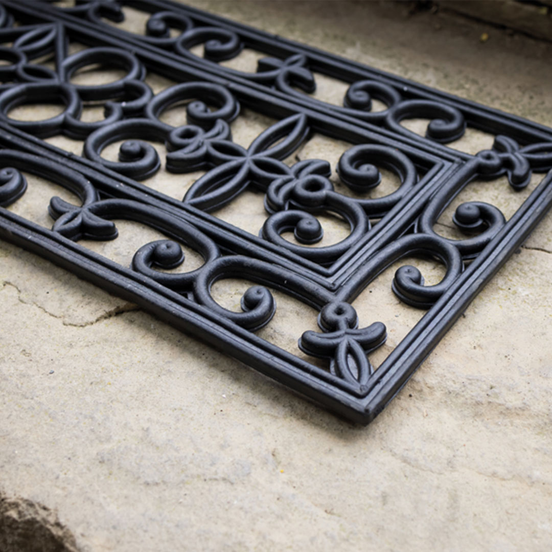 🌼 Outdoor Scroll Rubber Doormat  🌼

 Our outdoor rubber doormat with a scroll design add some style to your doorstep, while keeping dirt and debris at bay. With its durable construction, it's ready to withstand all weather conditions. 🌦️🙅‍♀️