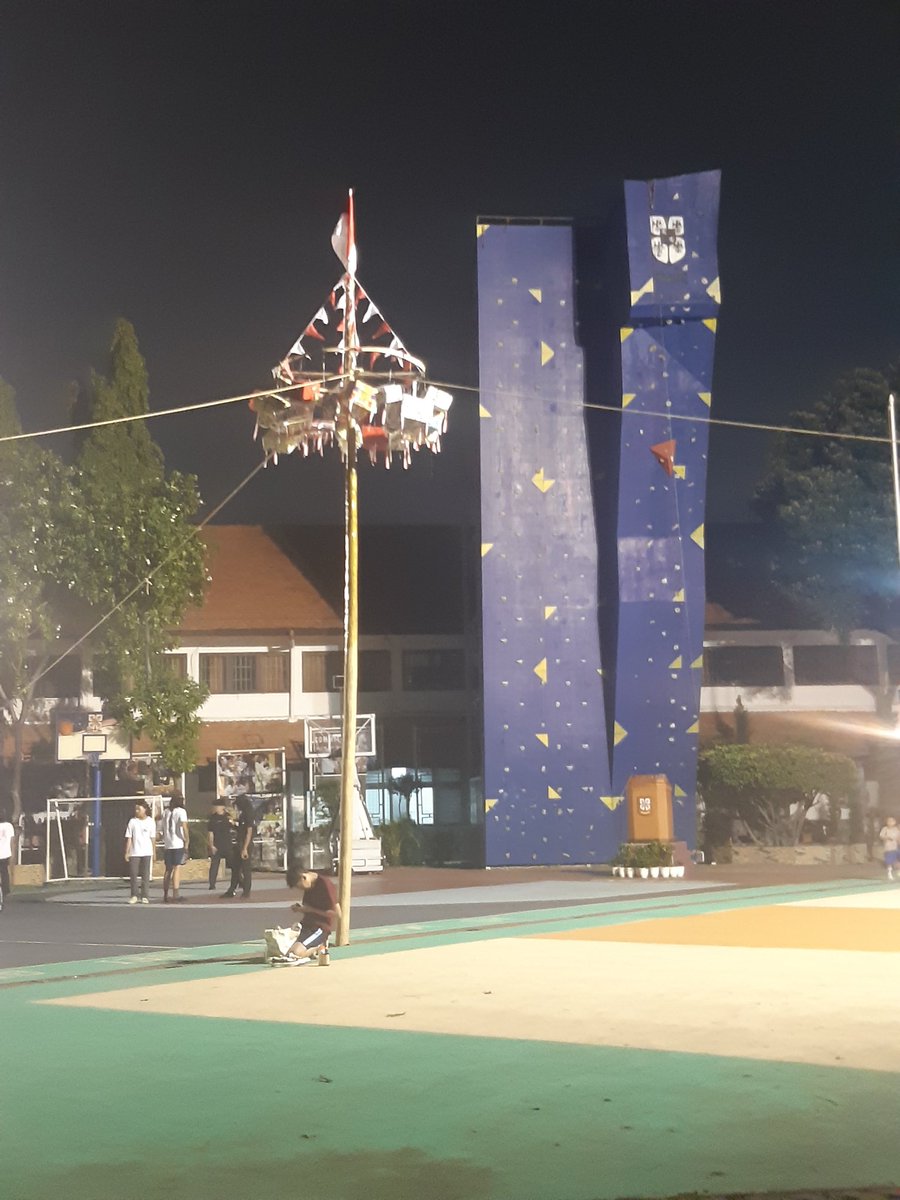 Manjat pinang di mana besok lurs....
Bang <a href="/Dennysiregar7/">Denny Siregar</a> tirakatan di mana malam ini?