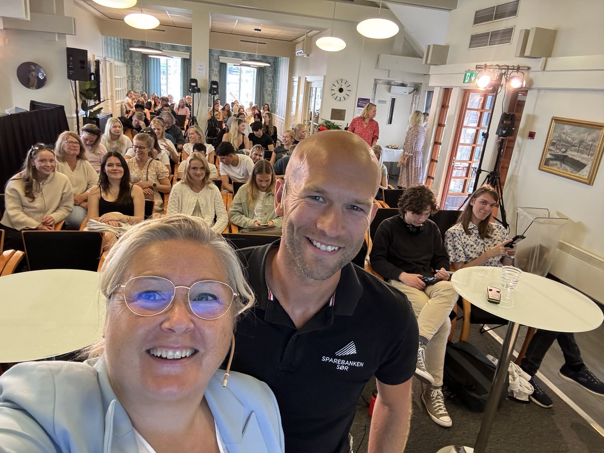 Da har jeg fra <a href="/AksjeNorge/">AksjeNorge</a> bidratt på vårt siste event på #Arendalsuka med #Sparing for unge med Kenneth Sjåvåg fra <a href="/Sparebankensor/">Sparebanken sør</a> 🎉
Takk for oss!! Sees neste år🤩

‼️Og bedrifter som vil ha neste generasjons arbeidstakere: I dag er det tusenvis av ungdom som dere kunne møtt🌟
