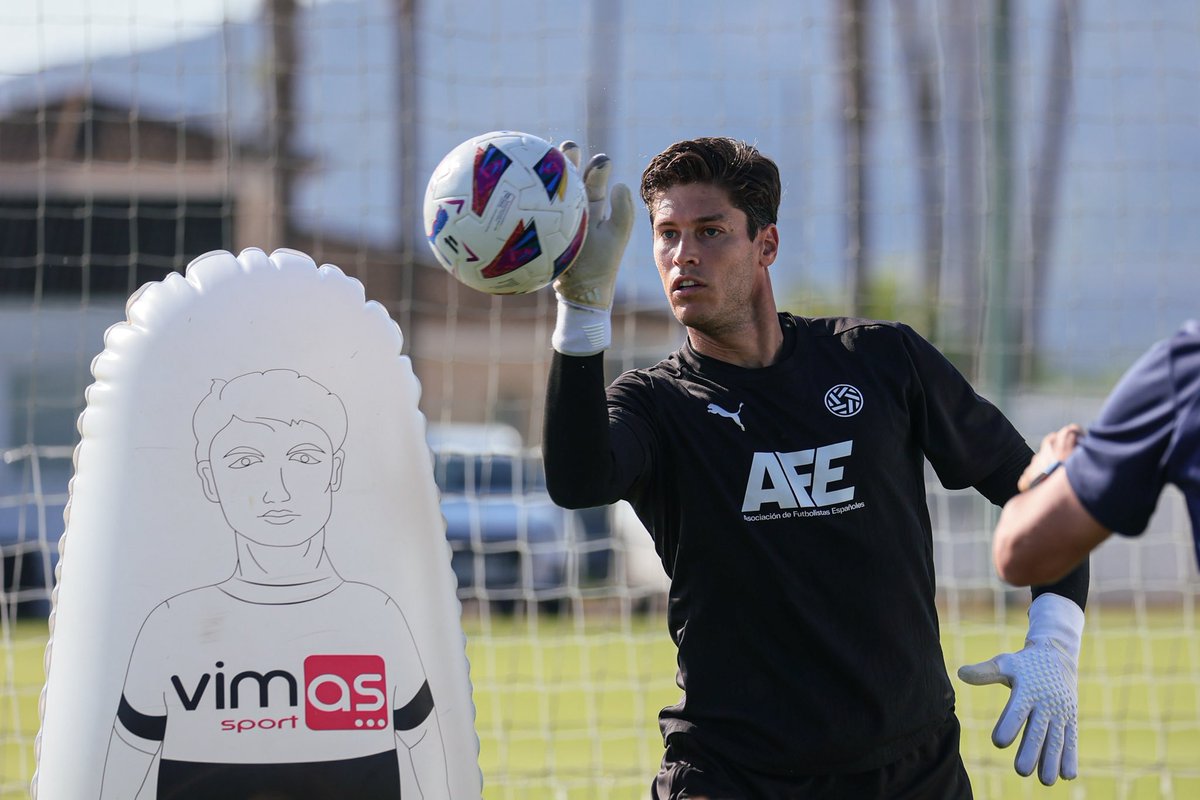 afefutbol's tweet photo. ⚽️📝 Álex Quesada, @Juanan1144 y @fofo_enriquez, los últimos refuerzos de la Selección #AFEFútbol.

🔗 https://t.co/ep7hldxm2C

#SesionesAFE 35 https://t.co/hCBohEXbWr