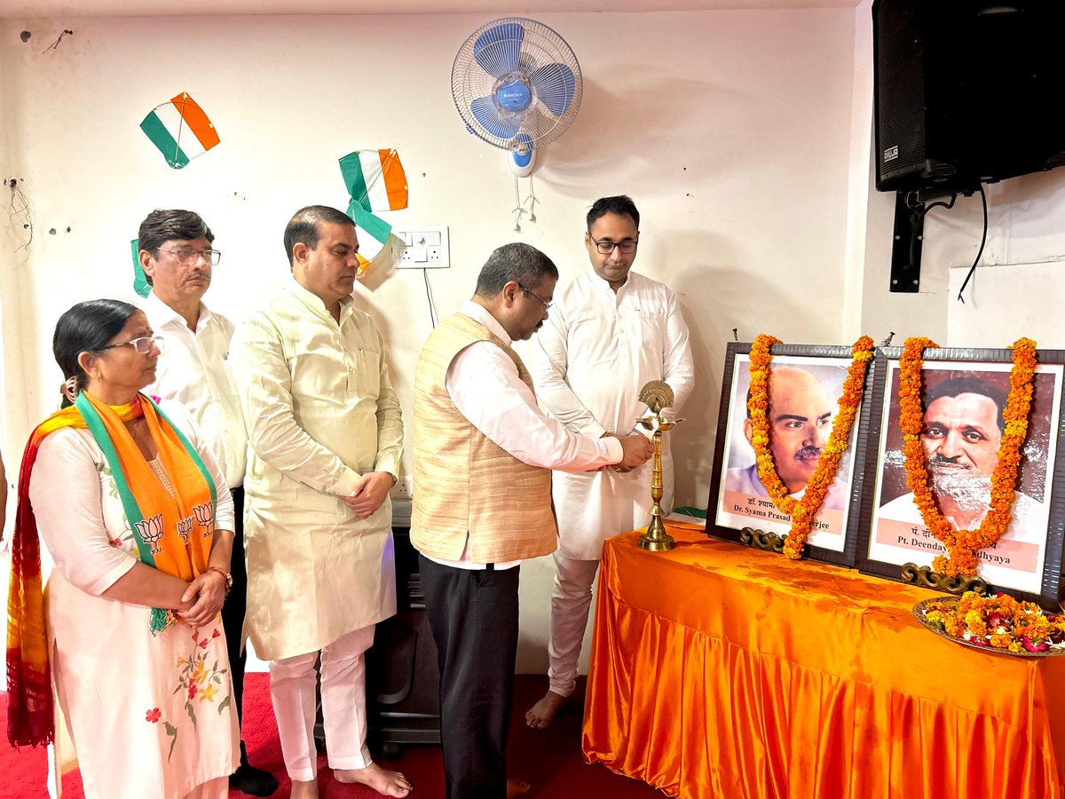 BJPForGurugram's tweet photo. केंद्रीय मंत्री एवं हरियाणा के चुनाव प्रभारी श्री @dpradhanbjp  जी ने आज गुरुग्राम विधानसभा के शीतला मंडल के प्रमुख पदाधिकारीयों एवं शक्ति केन्द्र प्रमुखो के साथ संगठनात्मक बैठक की। 

आज की बैठक मे जिला अध्यक्ष श्री @kamalyadav77 जी, श्री अशोक गुर्जर जी https://t.co/IuyXt8Uv0M