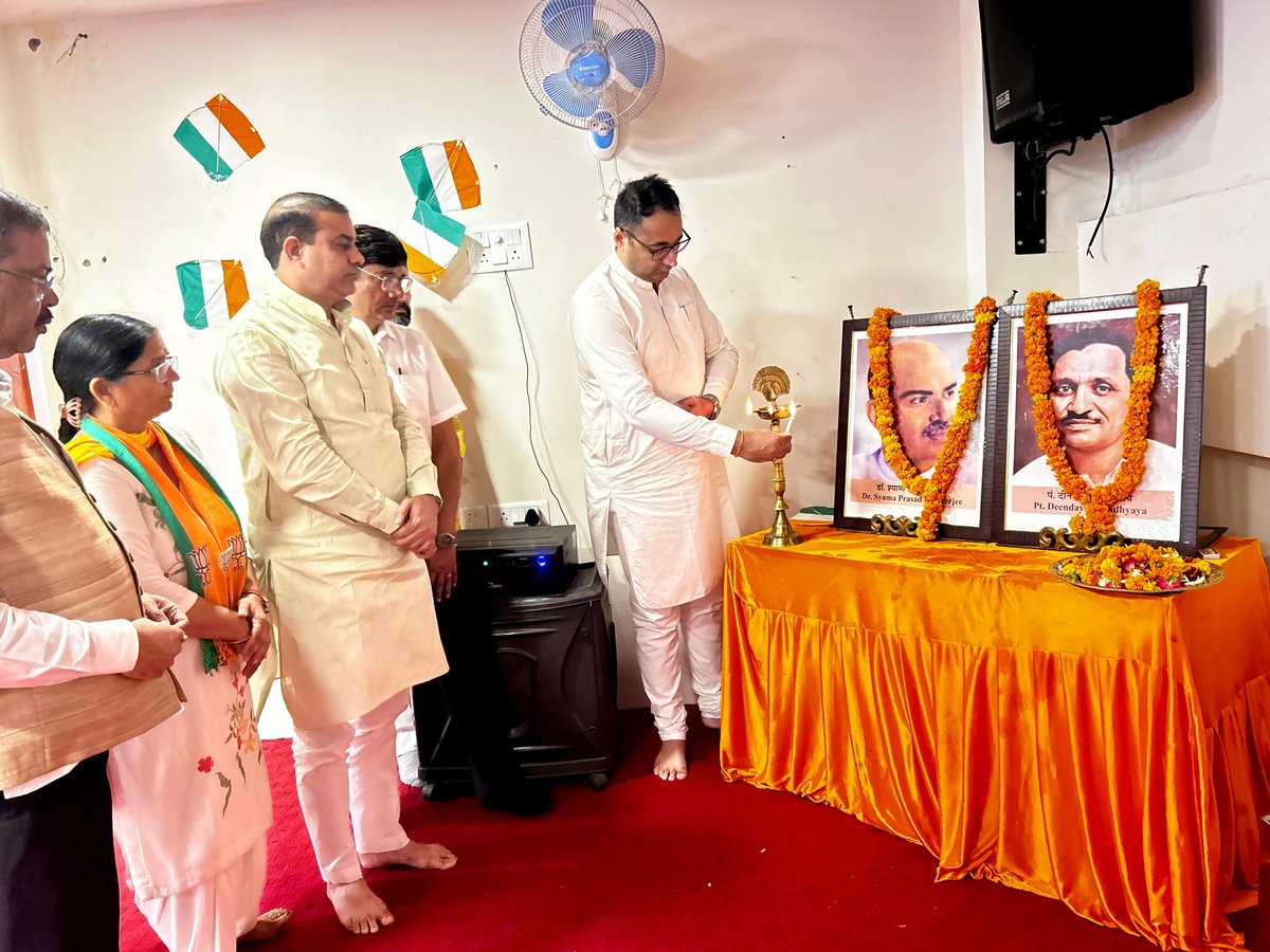 BJPForGurugram's tweet photo. केंद्रीय मंत्री एवं हरियाणा के चुनाव प्रभारी श्री @dpradhanbjp  जी ने आज गुरुग्राम विधानसभा के शीतला मंडल के प्रमुख पदाधिकारीयों एवं शक्ति केन्द्र प्रमुखो के साथ संगठनात्मक बैठक की। 

आज की बैठक मे जिला अध्यक्ष श्री @kamalyadav77 जी, श्री अशोक गुर्जर जी https://t.co/IuyXt8Uv0M