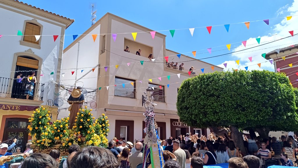 San Roque llega a la Plaza de la Constitución. Suena "Tu eres el Orgullo de Nuestro Pueblo" (Pablo Ojeda).

#SoñandoMúsica
