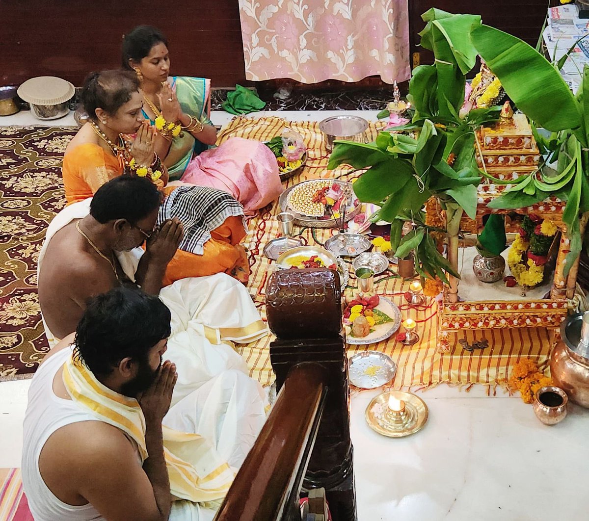 bandaru_sravani's tweet photo. శ్రీ లక్ష్మీ దేవి దివ్య ఆశీస్సులతో,
సిరిసంపదలతో, సుఖ సంతోషాలతో, 
నిండు నూరెళ్లు జీవించాలని కోరుకుంటూ✨

ప్రజలందరికీ శ్రీ శ్రావణ శుక్రవారం వరలక్ష్మీ వ్రతం శుభాకాంక్షలు🙏🏻

#VaramahalakshmiVratham https://t.co/bOv9rsLTPX