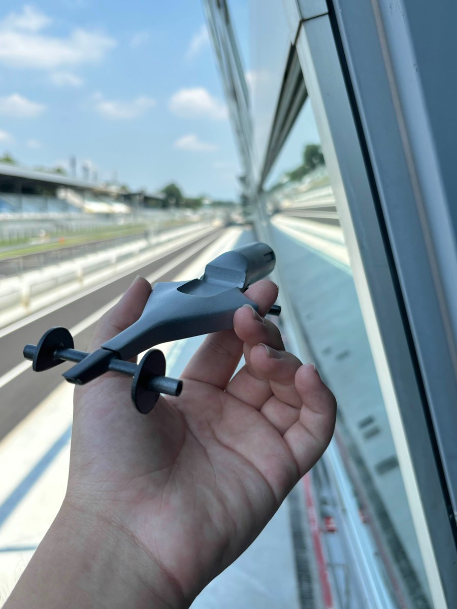 _HayabusaRacing's tweet photo. ヨーロッパ旅行に行ったはずが、、、こんな写真が送られてきました。
Monzaサーキットからとのこと。
マーケティングマネージャーはどこに行ってもマーケティングマネージャーのままのよう。

#f1inschools #f1is #f1 #car #japan #hayabusaracing #モータースポーツ #日本代表 #世界一 #monzacircuit https://t.co/bnZfIorepf