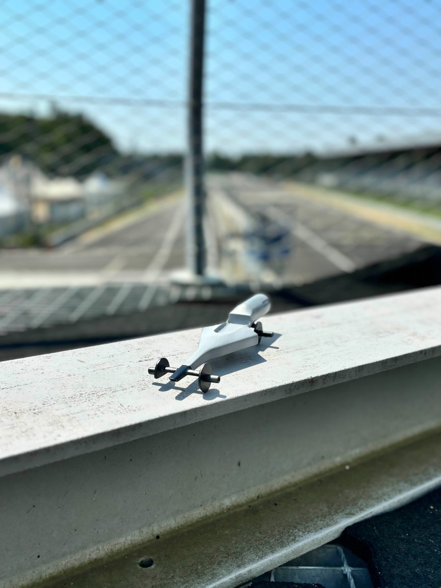_HayabusaRacing's tweet photo. ヨーロッパ旅行に行ったはずが、、、こんな写真が送られてきました。
Monzaサーキットからとのこと。
マーケティングマネージャーはどこに行ってもマーケティングマネージャーのままのよう。

#f1inschools #f1is #f1 #car #japan #hayabusaracing #モータースポーツ #日本代表 #世界一 #monzacircuit https://t.co/bnZfIorepf