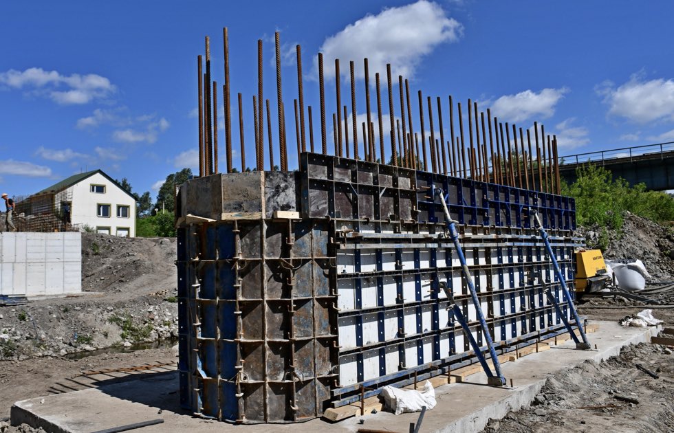 RestoreUA's tweet photo. 🚧 We’re rebuilding the bridge near Terebovlya. Construction includes a new bridge over the Hnizdechna River at the 345th km on M-19 road (Domanove - Kovel
- Chernivtsi - Terebovlya). Funded by @EIB, this project is vital, with 15,000+ vehicles crossing daily #WeBuildUkraine https://t.co/eBmUAFNoMR