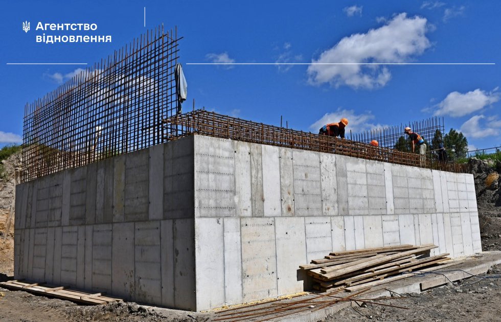 RestoreUA's tweet photo. 🚧 We’re rebuilding the bridge near Terebovlya. Construction includes a new bridge over the Hnizdechna River at the 345th km on M-19 road (Domanove - Kovel
- Chernivtsi - Terebovlya). Funded by @EIB, this project is vital, with 15,000+ vehicles crossing daily #WeBuildUkraine https://t.co/eBmUAFNoMR