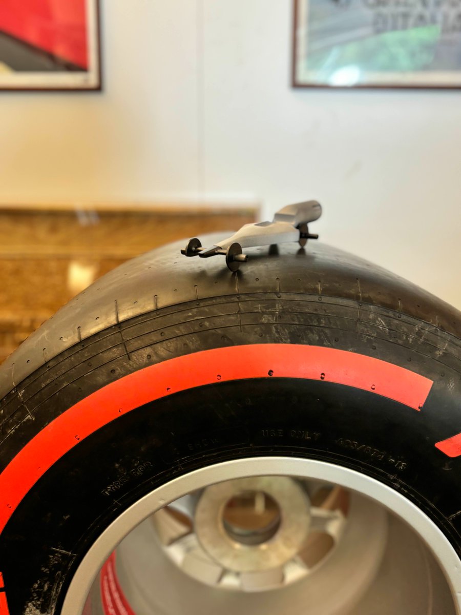 _HayabusaRacing's tweet photo. ヨーロッパ旅行に行ったはずが、、、こんな写真が送られてきました。
Monzaサーキットからとのこと。
マーケティングマネージャーはどこに行ってもマーケティングマネージャーのままのよう。

#f1inschools #f1is #f1 #car #japan #hayabusaracing #モータースポーツ #日本代表 #世界一 #monzacircuit https://t.co/bnZfIorepf