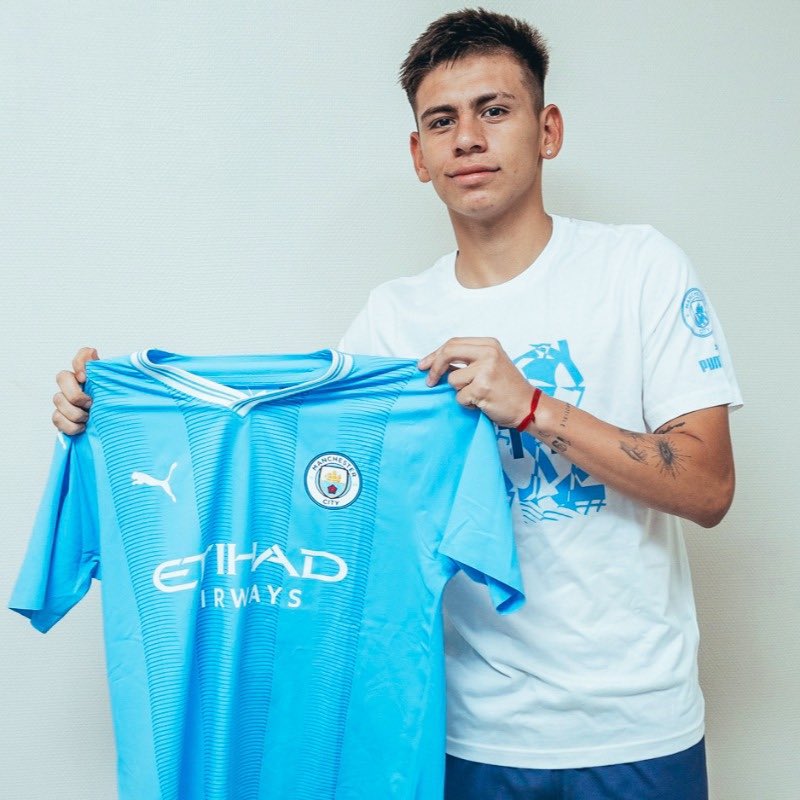 FabrizioRomano's tweet photo. ⛔️🇦🇷 Pep Guardiola denies reports on Claudio Echeverri joining Man City earlier than planned after Bobb injury.

“No idea about that. I didn't talk with Txiki about Claudio Echeverri”. https://t.co/SSzy9SIpqg