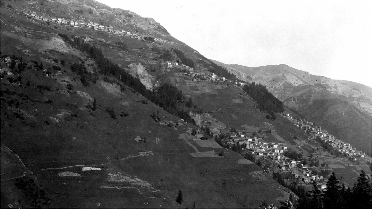 pirokoncolos's tweet photo. Muhtemelen ilk defa göreceğiniz bir fotoğraf.

1914 yılında, 1. Dünya Savaşı'nın başlangıcında Gümüşhane-Santa Köyü.

Günümüzde Dumanlı Köyü-Santa Harabeleri olarak da biliniyor. https://t.co/P4btr1Jp8H