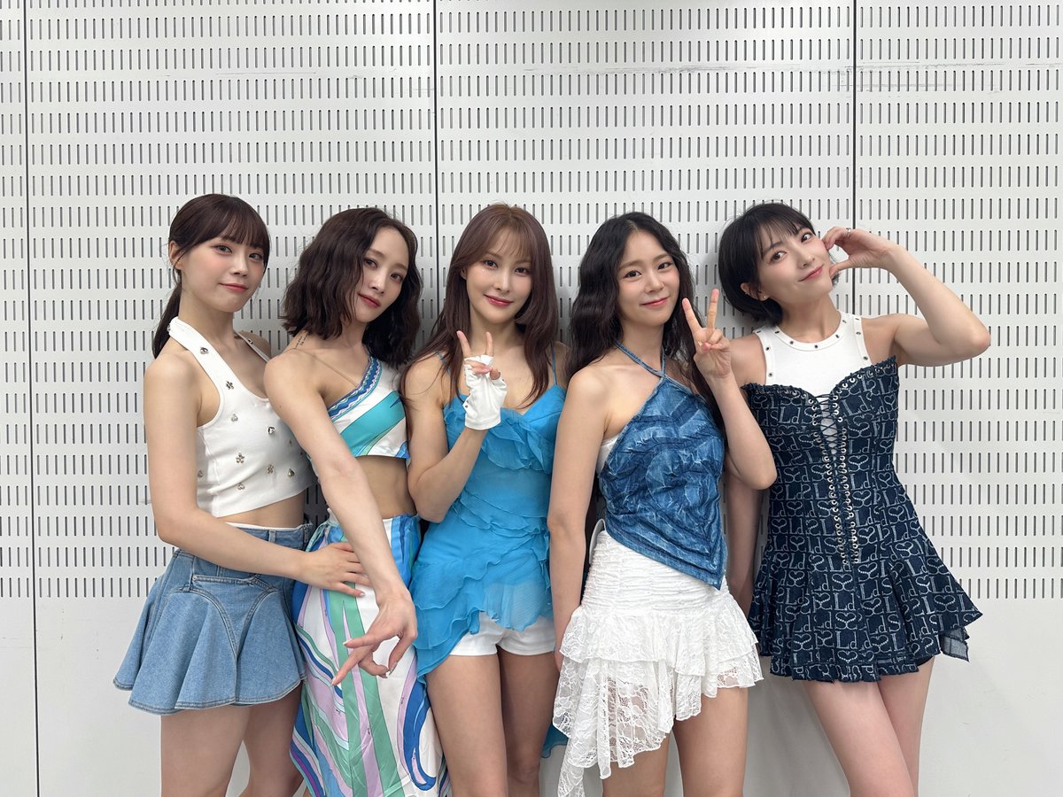 Mst_com's tweet photo. 【#Mステ】

このあと
#KARA が再び登場👏

夏の恋の応援ソング
「GO GO サマー!」を
13年ぶりに披露☀️💖

💬コメント 
💕ニコルさん「約10年が経った今、こうしてまたMステで歌えてとても嬉しいです」

💕ジヨンさん「皆さんがとても愛してくださった分、 メンバーたちもとても大切で好きな歌です。今年の夏も欠かせません！」

💕ヨンジさん「『GO GO サマー！』を聞きながら涼しい夏を過ごしていただきたいです」

#ウラステ 楽屋で🥰✨📸