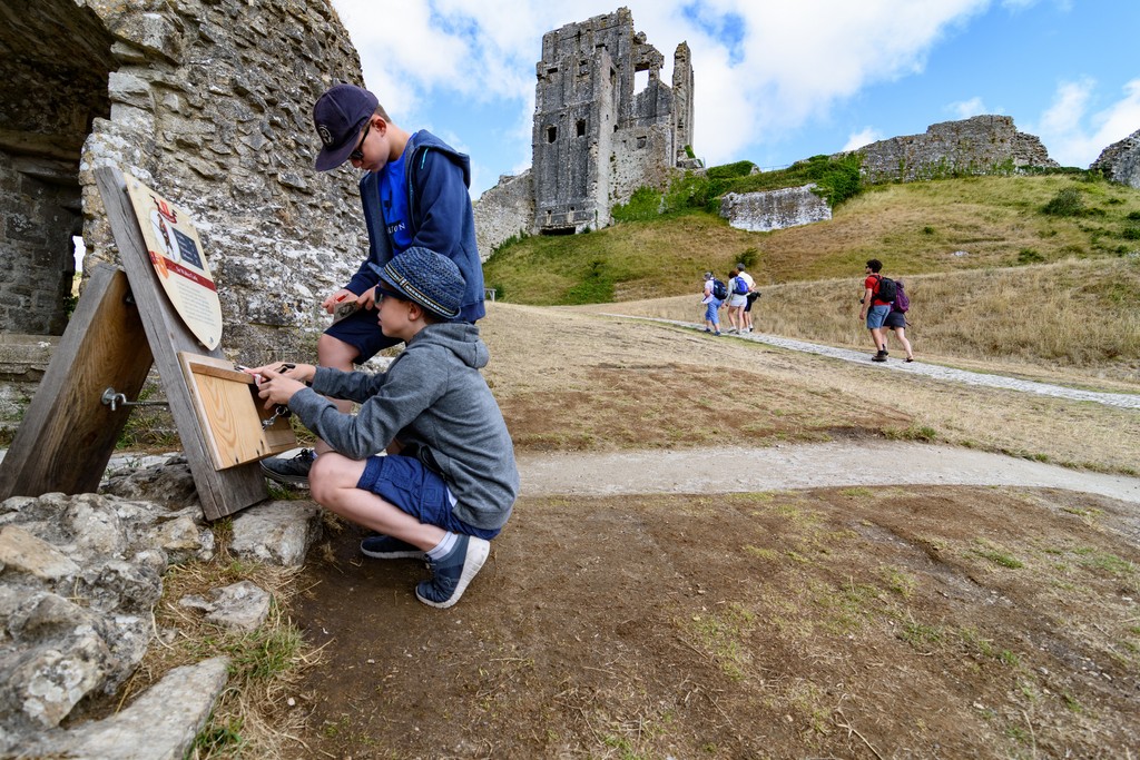 This summer discover what it takes to look after a 1000 year old castle. Pick up the family quest and collect tools to earn your conservation coin. Explore the play zones to get legs and minds racing. Running every day until 1 September. 📸 Jon Bish. nationaltrust.org.uk/visit/dorset/c…