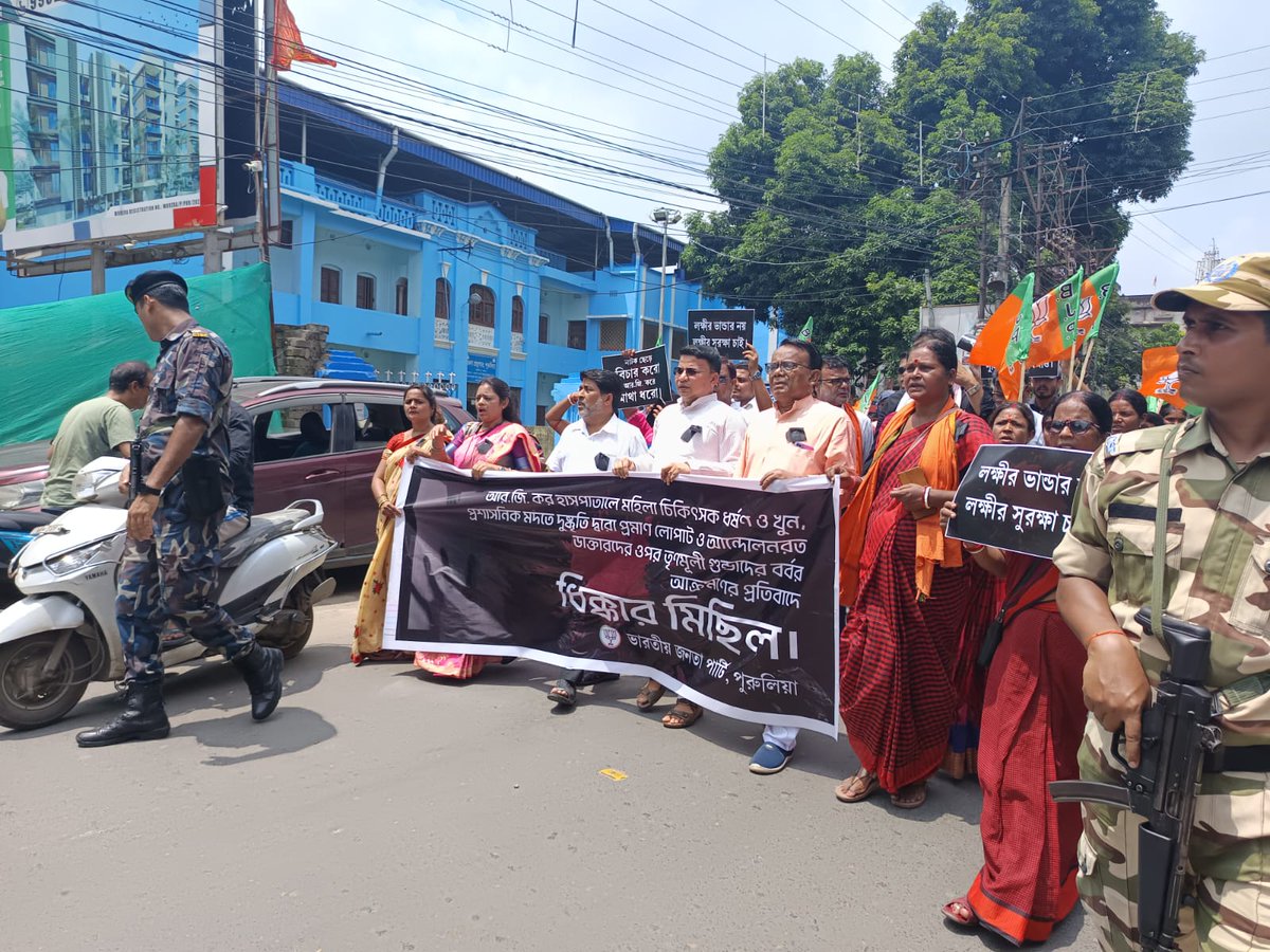 BJP4Bengal's tweet photo. অপদার্থ মুখ্যমন্ত্রীকে পদত্যাগ করতে হবেই,  রাজ্য জুড়ে প্রতিবাদ চলবেই...

আর জি করে ছাত্রী খুনের মত নৃশংস ঘটনা, মহিলাদের অসুরক্ষা এবং লুম্পেন বাহিনীর তান্ডবের প্রতিবাদে তথা মুখ্যমন্ত্রীর পদত্যাগের দাবিতে ভারতীয় জনতা পার্টির ডাকে জেলায় জেলায় রাস্তা অবরোধ কর্মসূচিতে মানুষের সমর্থন। #ResignMamata