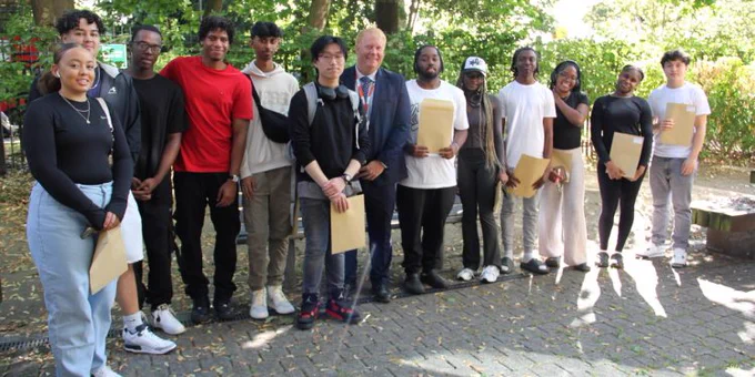 Harris Academy East #Dulwich celebrates A-level and #BTEC success with student securing job at #Deloitte@HarrisEDB @HarrisFed @DeloitteUKhttps://t.co/bG4cSWkHgF pic.twitter.com/1Mxh5DdxxH Image
