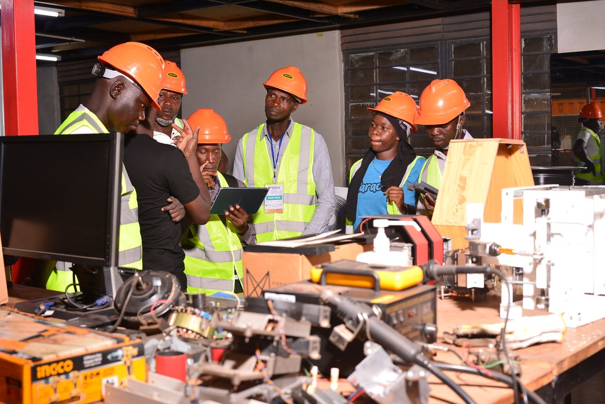 JB_Ssengooba's tweet photo. Daniel Katerega, an engineer and youth expert at @ict_huawei, expressed their commitment to empowering youth. He emphasized Huawei s desire to engage all young people through the Huawei ICT Academy, offering cutting-edge opportunities to connect skilled youth with reputable organizations.