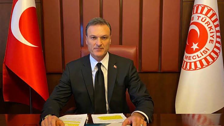 Biz senden razıyız Alpay Özalan, eline sağlık valla Ahmet Şık’ı iyi benzetmişsin. Ellerin dert görmesin.