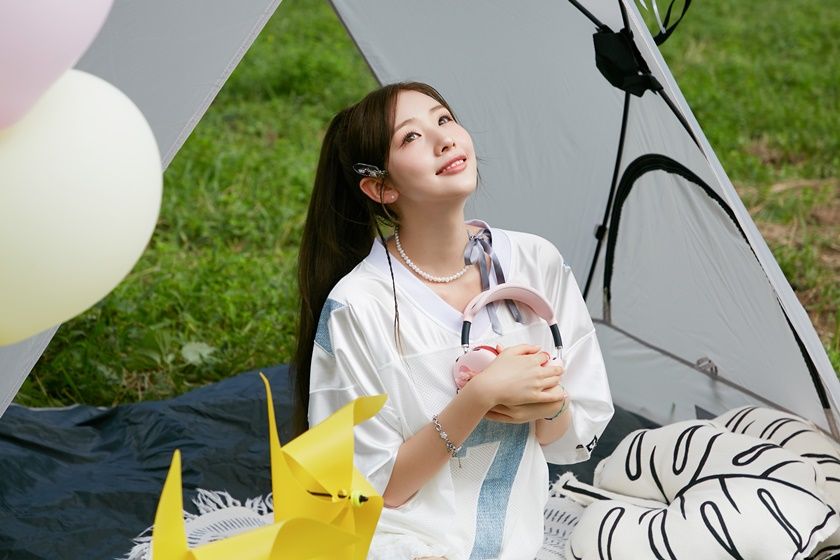 Mimiirosebr's tweet photo. [📷] Fotos do Mimiirose nos bastidores do MV de The Flower Swayed 

(1/4) https://t.co/VvrokXg6mk