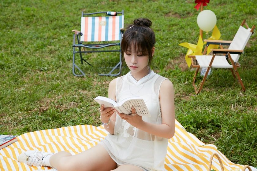 Mimiirosebr's tweet photo. [📷] Fotos do Mimiirose nos bastidores do MV de The Flower Swayed 

(1/4) https://t.co/VvrokXg6mk