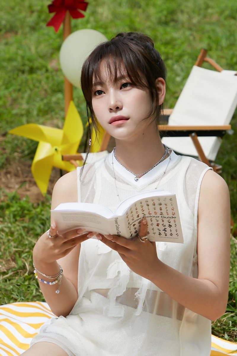 Mimiirosebr's tweet photo. [📷] Fotos do Mimiirose nos bastidores do MV de The Flower Swayed 

(1/4) https://t.co/VvrokXg6mk