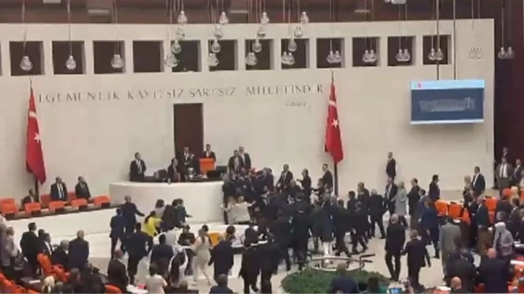 TBMM'nin Can Atalay oturumunda yumruklu kavga: Vekiller yaralandı, ikinci kez ara verildi. 
Bu kadar dövüş tekniginiz vardıda niye olimpiyatlara gitmediniz mübarekler hiç degilse beş on tane altın madalya getirirdiniz..
Memleket sevinirdi..