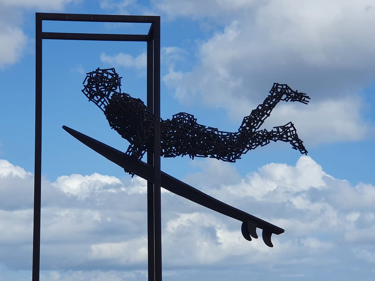 Hoy  surcamos  las nubes ..para desearles un  feliz fin de semana para todos !! 

Escultura de @amanciogonzaleza

#esculturasgrantarajal 
#AvenidaPacoHierro 
#playadegrantarajal