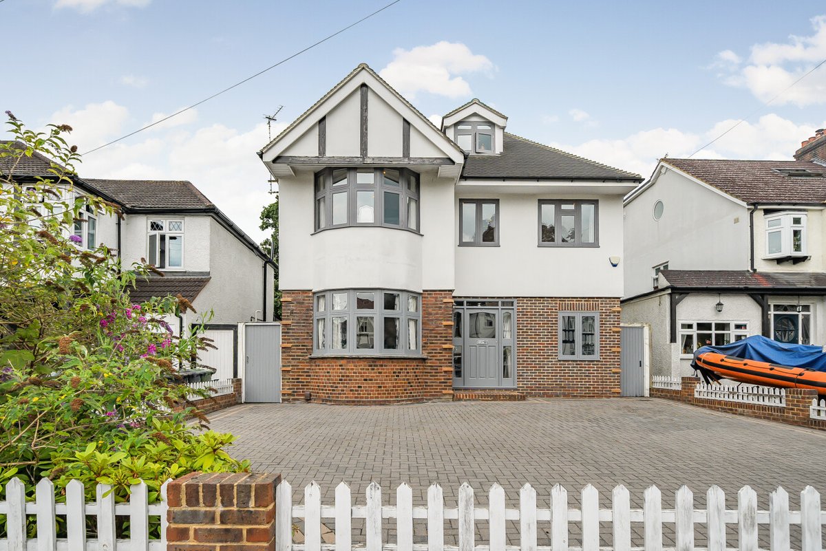 KFHproperty's tweet photo. We love this open plan kitchen! 

📍 Beckenham, BR3
🏡 Four bedrooms
🛀 Four bathrooms
🌳 Landscaped  garden
🚉 Close to the station
💷 £1,550,000

See the full listing: https://t.co/JovJ5bUzpE 

#kfhproperty #london #beckenham #BR3  #openplan #propertytobuy #rightmove https://t.co/CjdaSf3VxU