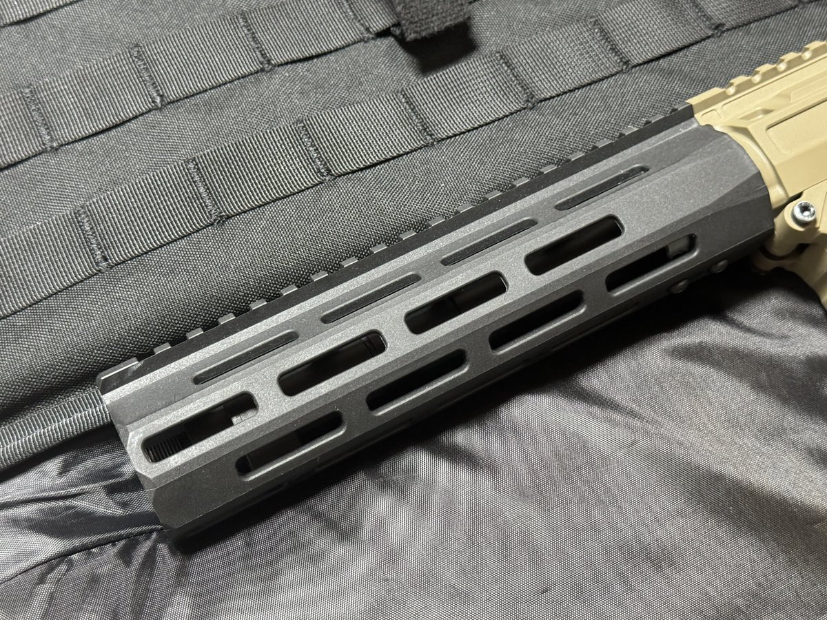 MITTA46987146's tweet photo. #ミリタリー物販
 DOUBLE EAGLE
Ascend Armory スタンダード電動ガン(ナイロンver)猫奉行ライトカスタム

初代の電子トリガー(プリコック無し)
ZCナイロン製ハンドガード
XT30コネクター
MFT BMSタイプストック
ハイダー無し
初速は91〜95ms

続きます。　

送料込、20000円🥹🥹🥹 https://t.co/xqbPCDP22f