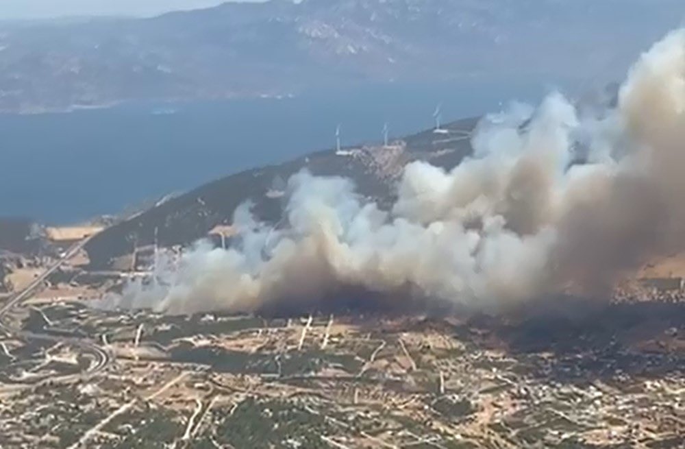 ciennet's tweet photo. KIZLAR YARDIM 
Didim’de anneannemin evinin olduğu Akyeniköy bölgesinde yangın çıkmış ve çok kısa sürede kuvvetli rüzgardan dolayı yayılmış. Evler de yanıyormuş, bize arayıp gösterdi. 
 #didim hashtagini yükseltmeye yardım eder misiniz ve müdahale için çağrıda bulunabilir misiniz? https://t.co/2th6YQcysP