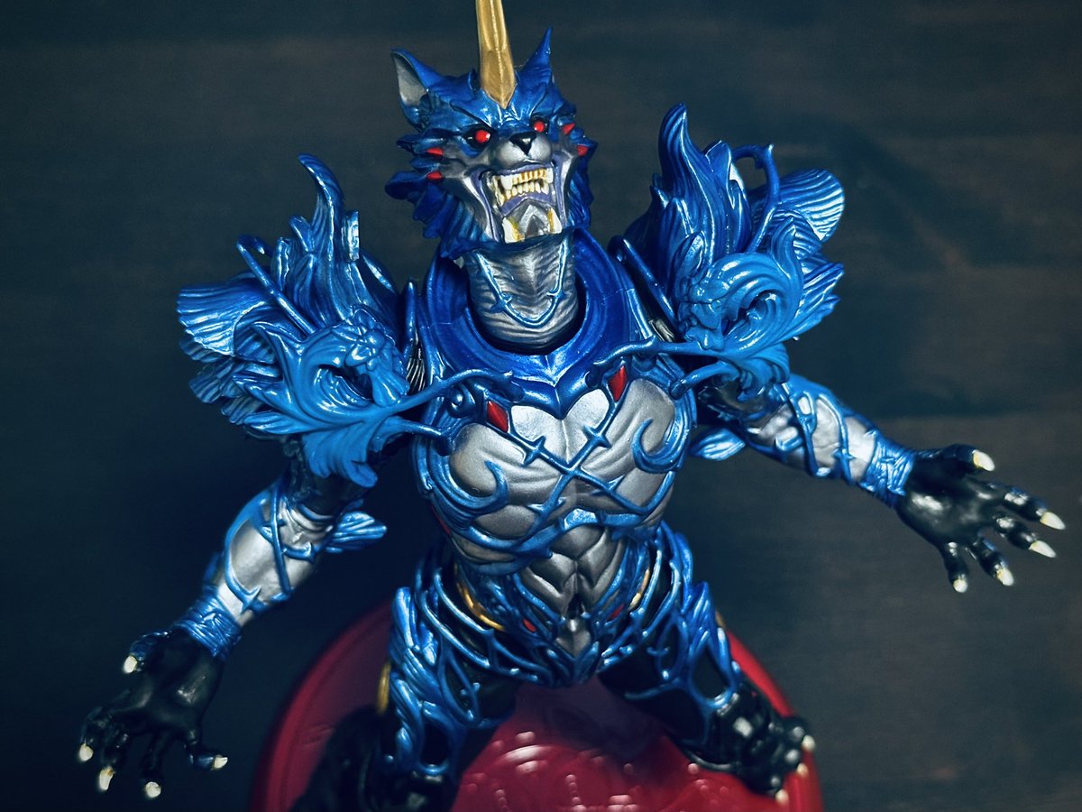 今日の怪人。アートワークスリミテッドのガルル。台座のキバットが