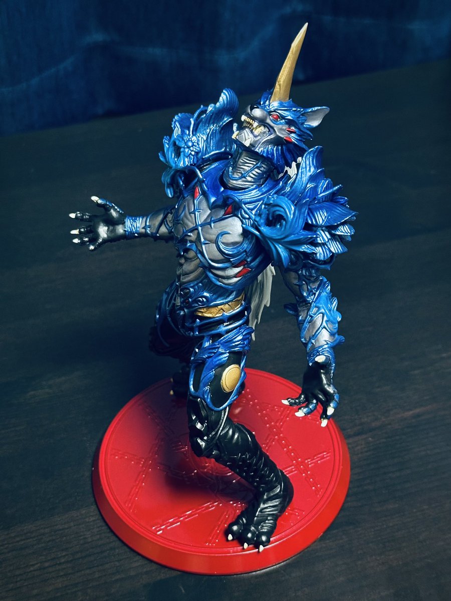 今日の怪人。アートワークスリミテッドのガルル。台座のキバットが