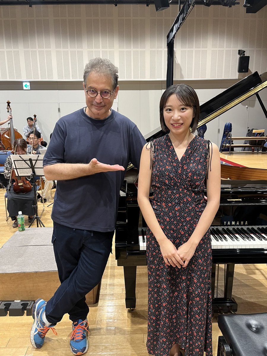 MEIOKE100th's tweet photo. 🗣️演奏会まであと1日📸

いよいよ明日が演奏会本番です🙌
本日は今回の演奏会で指揮をして下さるジャン＝フランソワ・ヴェルディエ氏にカウントダウンをしていただきました🎶
写真はソリストの黒木さんも！
明日が楽しみです😌

🔗 https://t.co/a2XyAga5Lm
#明オケ100周年記念オケ　#ミューザ川崎 https://t.co/wWiw1XEPhI