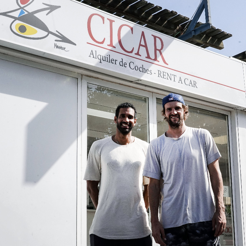 CB1939Canarias's tweet photo. 👌 Mejor acompañado, imposible.
🇨🇦 Thomas Scrubb aterrizó esta mañana en la Isla junto a su compatriota Aaron Doornekamp #CanadianConnection
🎙️ "Estoy emocionado, llevaba mucho tiempo esperando una oportunidad como esta".