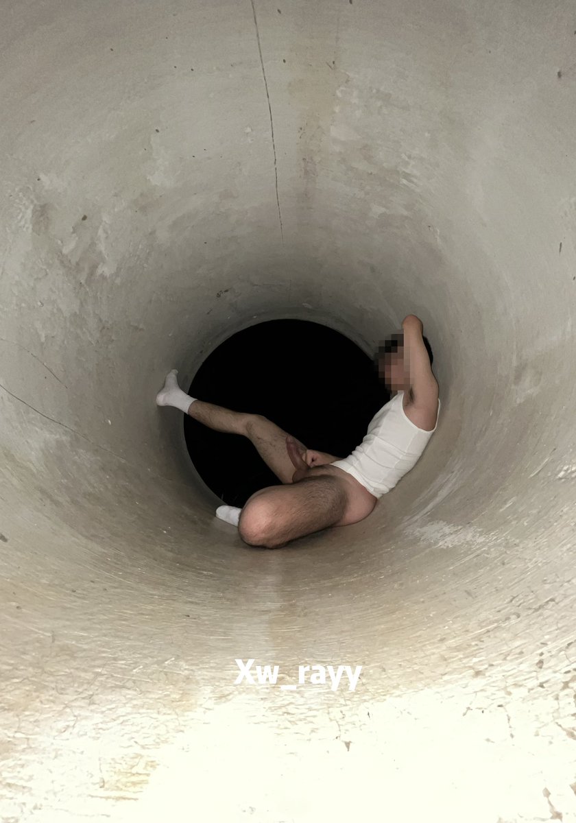 白天狗狗玩耍的水泥管
晚上變成騷狗🐶暴露的地方

還不忘留下了賤狗的足跡💦

#野裸 #暴露 #exhibitionist